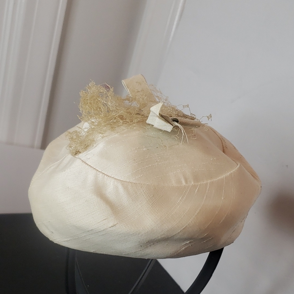 Elegant White Vintage Pill Hat with Bow Accent Union Made 1930s